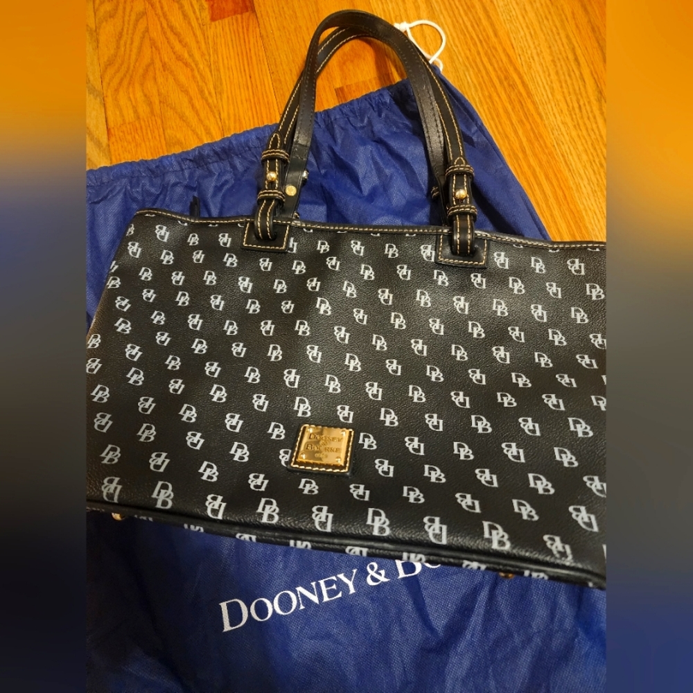 Dooney & Bourke pocketbook